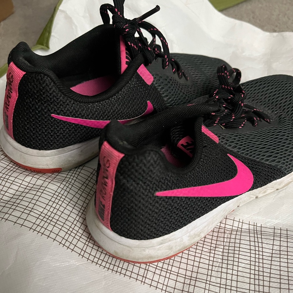 Nike Women's Athletic Shoes in Black and Pink